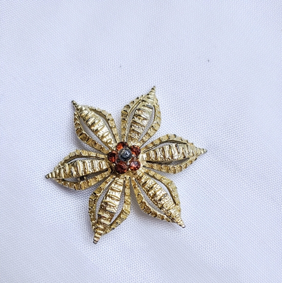 Mid Century Poinsettia Brooch - Picture 3 of 6
